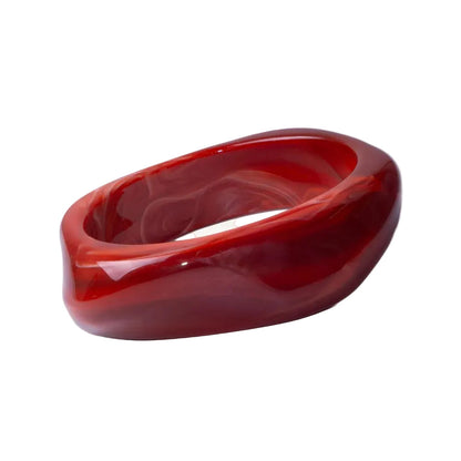 pulsera de resina IRREGULAR en color rojo. Es ancha para llevar por encima de mangas de jersey o camisa. 