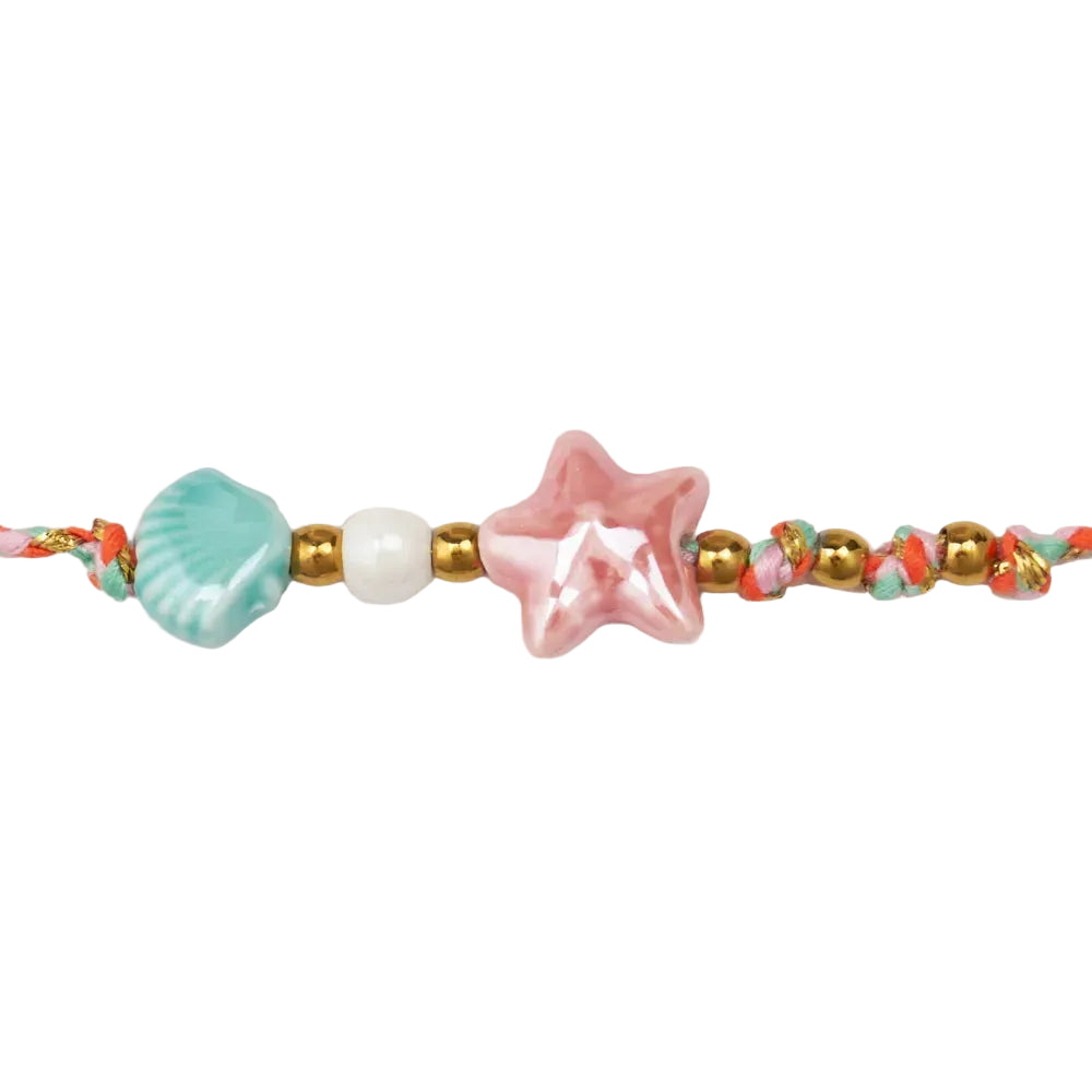 pulsera DE VERANO waterproof o resistente al agua confeccionada con cordón rosa con abalorios de cerámica y acero dorado.  Cierre ajustable, colgante de estrella de mar y concha en color rosa y azul turquesa. Ideal para regalar a mujeres, niñas y adolescentes en vacaciones.
