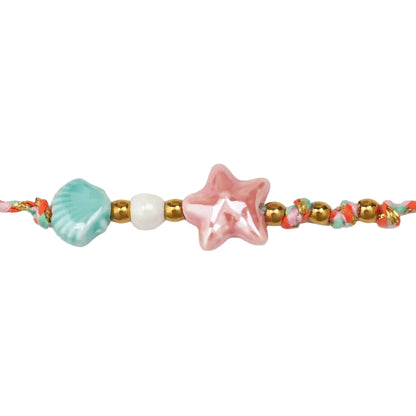 pulsera DE VERANO waterproof o resistente al agua confeccionada con cordón rosa con abalorios de cerámica y acero dorado.  Cierre ajustable, colgante de estrella de mar y concha en color rosa y azul turquesa. Ideal para regalar a mujeres, niñas y adolescentes en vacaciones.