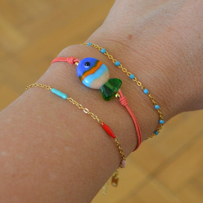 pulsera de verano de goma elástica con pez de cerámica a rayas de colores azul verde y naranja