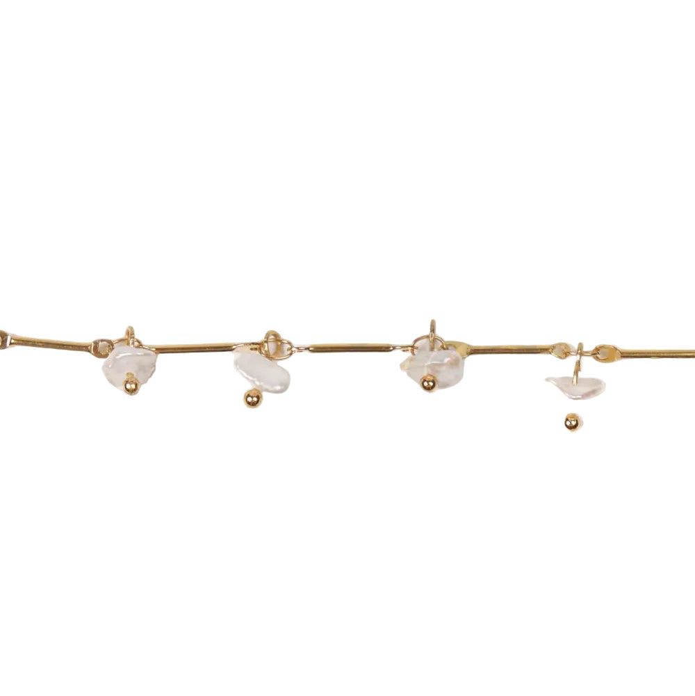 pulsera boho de cadena dorada con perlas de río. es DE ACERO HIPOALERGÉNICO Y RESISTENTE AL AGUA. sON UNa pulsera DE PERLAS PEQUEÑAS Y FINAS PAR REGALAR EN EL DÍA DE LA MADRE, DE AMIGO INVISIBLE O PARA UNA PRIMERA COMUNIÓN.