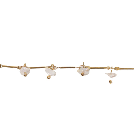 pulsera boho de cadena dorada con perlas de río. es DE ACERO HIPOALERGÉNICO Y RESISTENTE AL AGUA. sON UNa pulsera DE PERLAS PEQUEÑAS Y FINAS PAR REGALAR EN EL DÍA DE LA MADRE, DE AMIGO INVISIBLE O PARA UNA PRIMERA COMUNIÓN.
