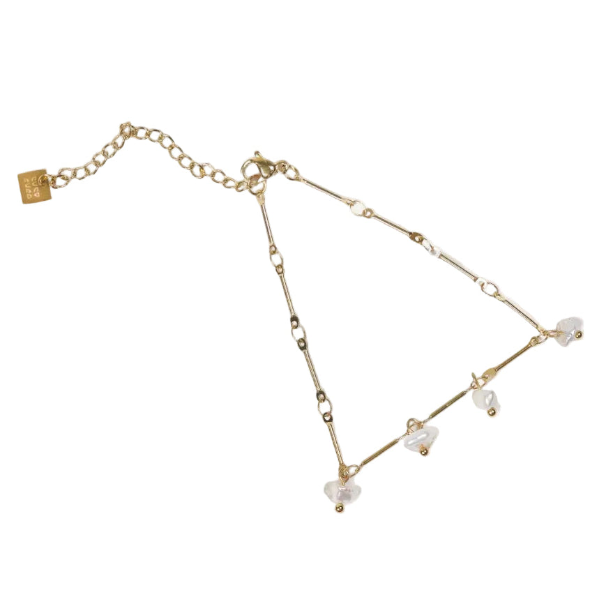 pulsera boho de cadena dorada con perlas de río. es DE ACERO HIPOALERGÉNICO Y RESISTENTE AL AGUA. sON UNa pulsera DE PERLAS PEQUEÑAS Y FINAS PAR REGALAR EN EL DÍA DE LA MADRE, DE AMIGO INVISIBLE O PARA UNA PRIMERA COMUNIÓN.