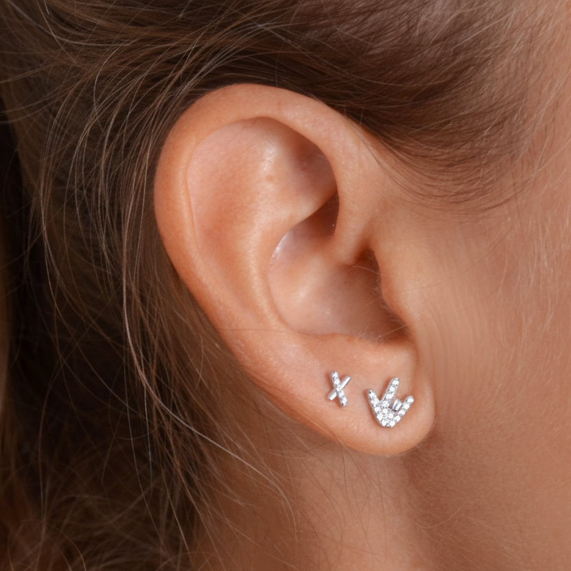 PENDIENTE MANO CORNUDA DE ROCK. pLATA DE LEY CON BAÑO DE ORO 18 KILATES Y CIRCONITAS