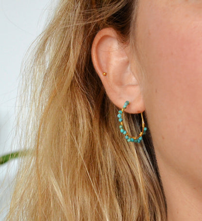 pendientes de aro medianos con mineral azul turquesa. son de acero hipoalergénico bañado en oro y resistentes al agua. Gold plated stainless steel natural stone turquoise waterproof hoop earrings 