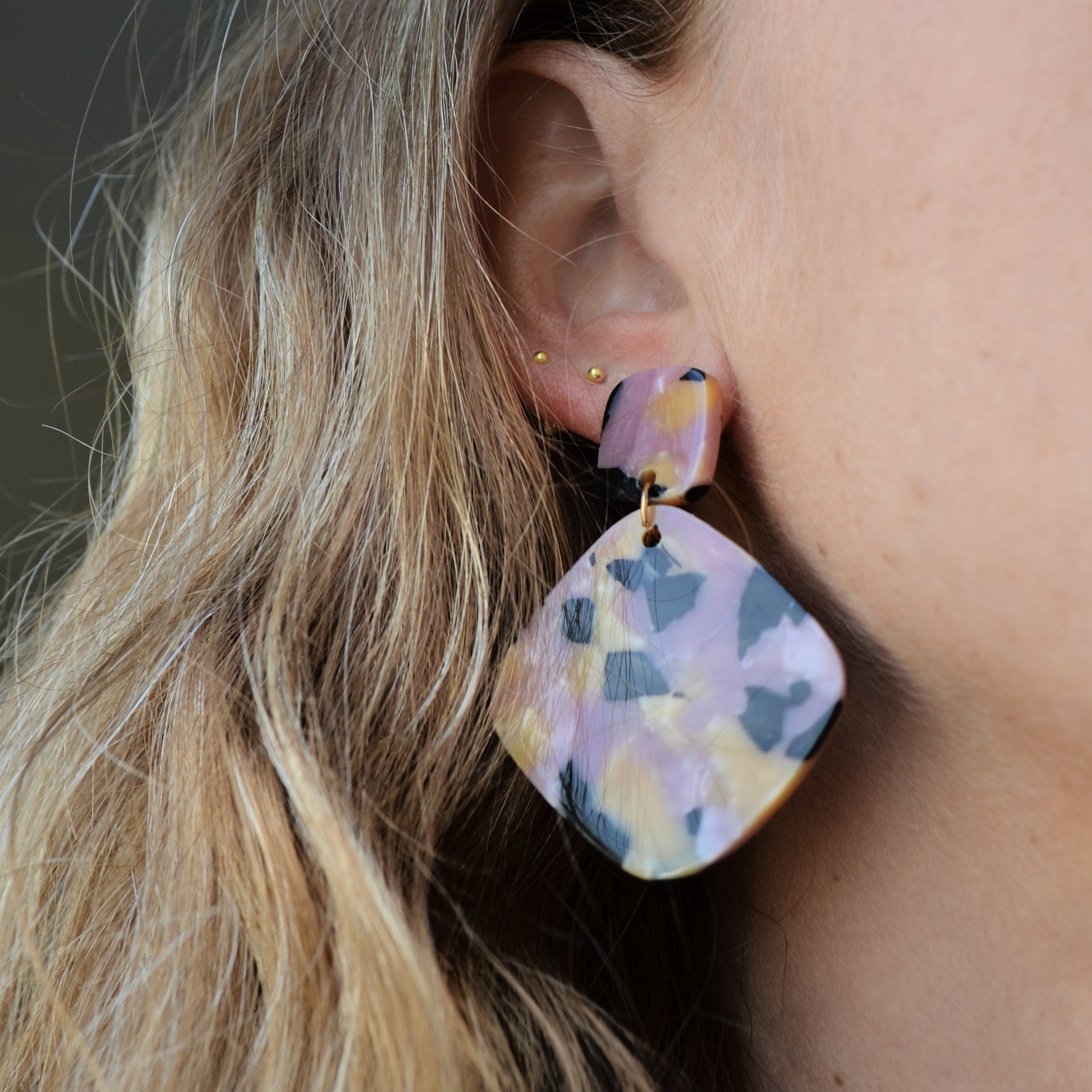Pendientes carey o con resina rosa beige y negro para invitada a boda de otoño invierno. no pesan y son de estilo años 70 como los que llevaba cher, farrah fawcett o Twiggy