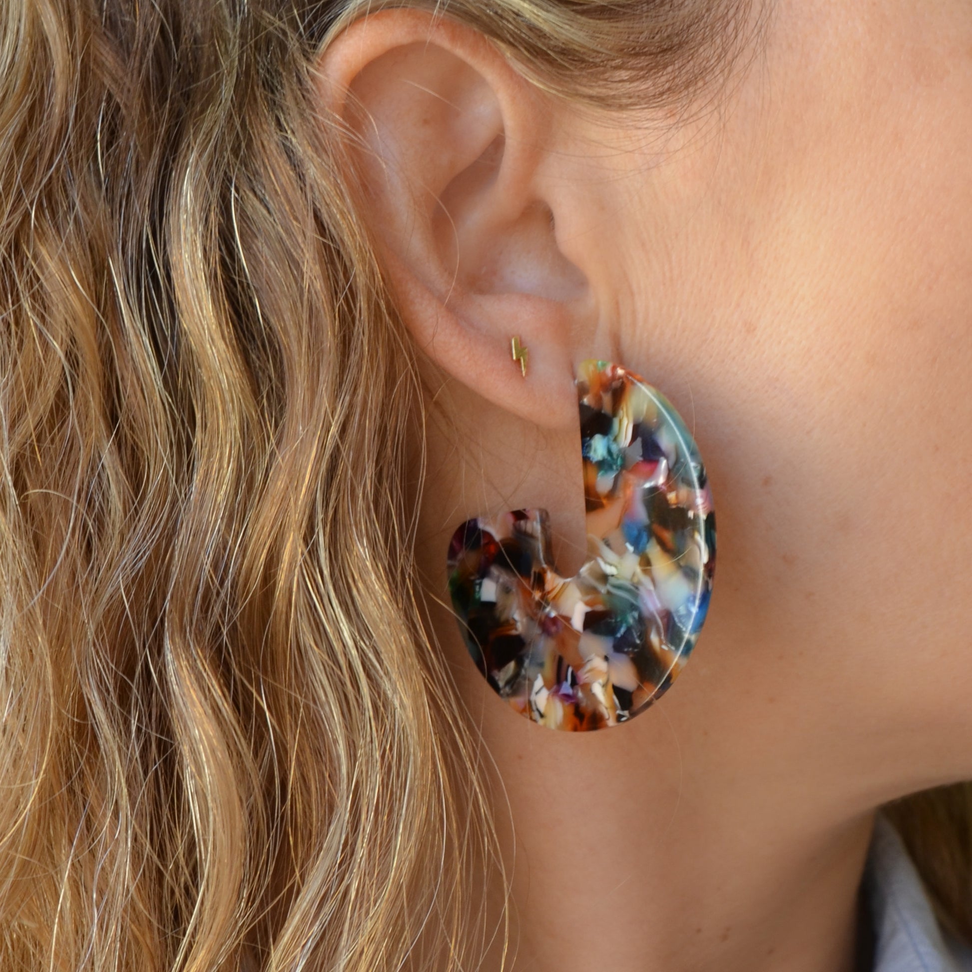 Pendientes de aro carey o con resina multicolor para invitada a boda de otoño invierno. son de estilo años 70 como los que llevaba cher y no pesan
