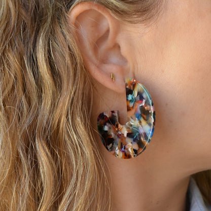 Pendientes de aro carey o con resina multicolor para invitada a boda de otoño invierno. son de estilo años 70 como los que llevaba cher y no pesan
