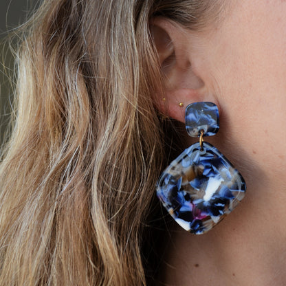 Pendientes carey o con resina beige y azul para invitada a boda de otoño invierno. no pesan y son de estilo años 70 como los que llevaba cher, farrah fawcett o Twiggy