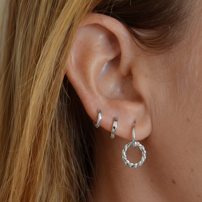 aro pequeño o arito de piercing con cierre fácil a presión confeccionado en plata de ley y baño de oro 18 kilates que mide 10 mm. Small piercing hoop earring that is made of gold plated sterling silver. 