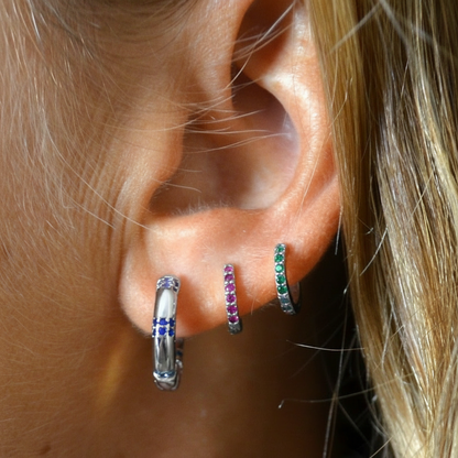 aros o aritos mini de piercing para helix o tragus con piedras verde botella confeccionados en plata de ley con baño de oro 18 kilates