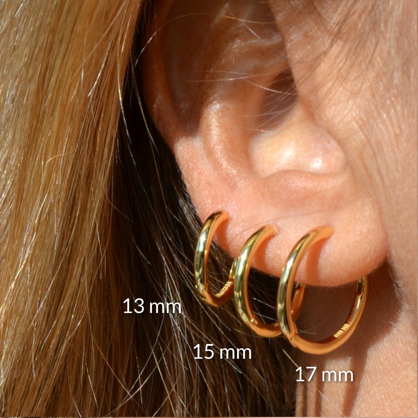 aros pequeños de piercing básicos con cierre fácil que están confeccinados en plata de ley con baño de oro 18 kilates. Gold plated sterling silver hoop earrings for helix piercing.