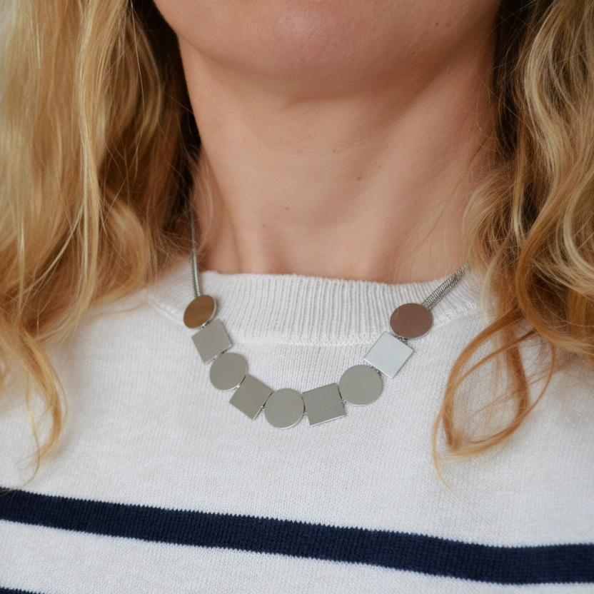 COLLAR geometrico resistente al agua confeccionado en acero inoxidable con baño de oro 18 kilates. Gold plated stainless Steel adjustable waterproof gold plated stainless steel geometric necklace.