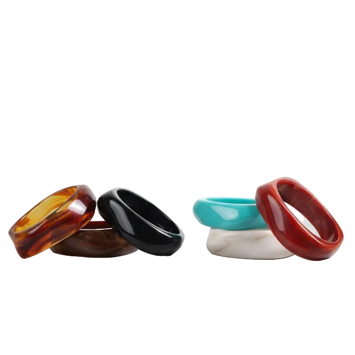 pulsera de resina IRREGULAR en color ÁMBAR,CAREY, marrón, turquesa, rojo, negro y crudo. Es ancha apra llevar por encima de mangas de jersey o camisa. 