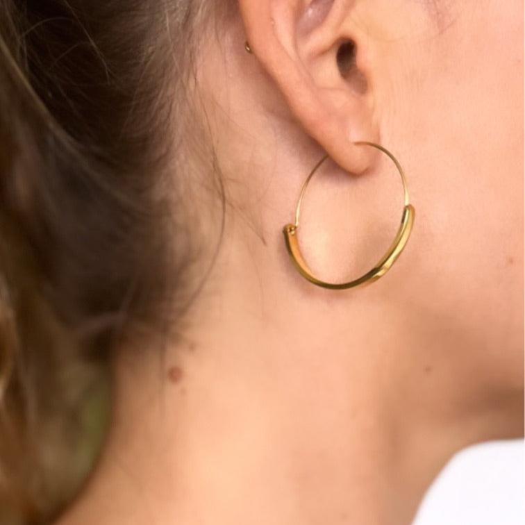 pendientes grandes de aro fino dorado o plateado. confeccionados en acero con baño de oro 18 kilates. Gold plated steel big thin hoop earrings