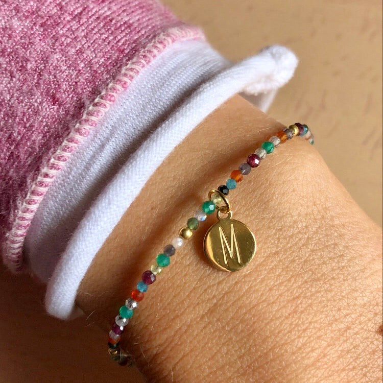 Idea de regalo personalizado para mamá o mujeres. Pulsera de mineral o piedras naturales con las letras e iniciales en plata de ley con baño de oro