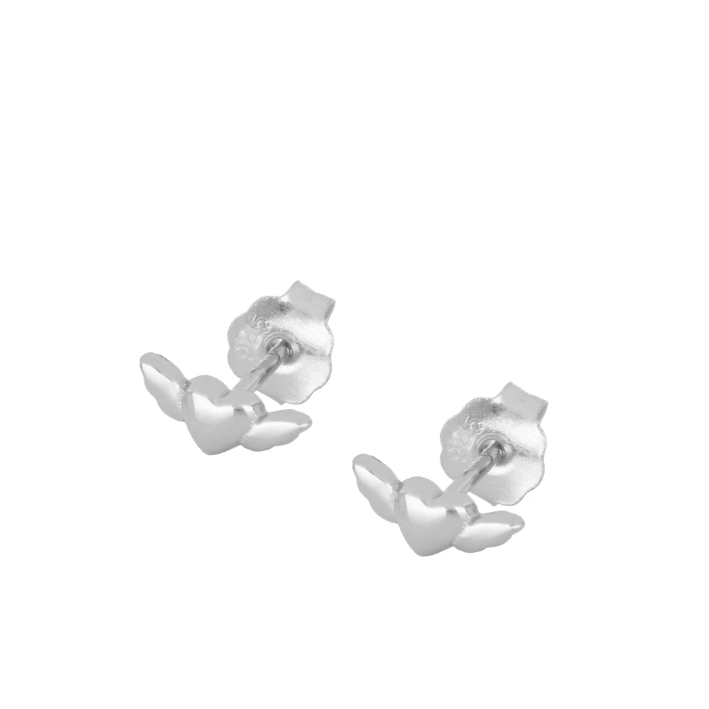 pendientes pequeños de piercing en forma de corazón con alas. Son de plata de ley con baño de oro 18 kilates.