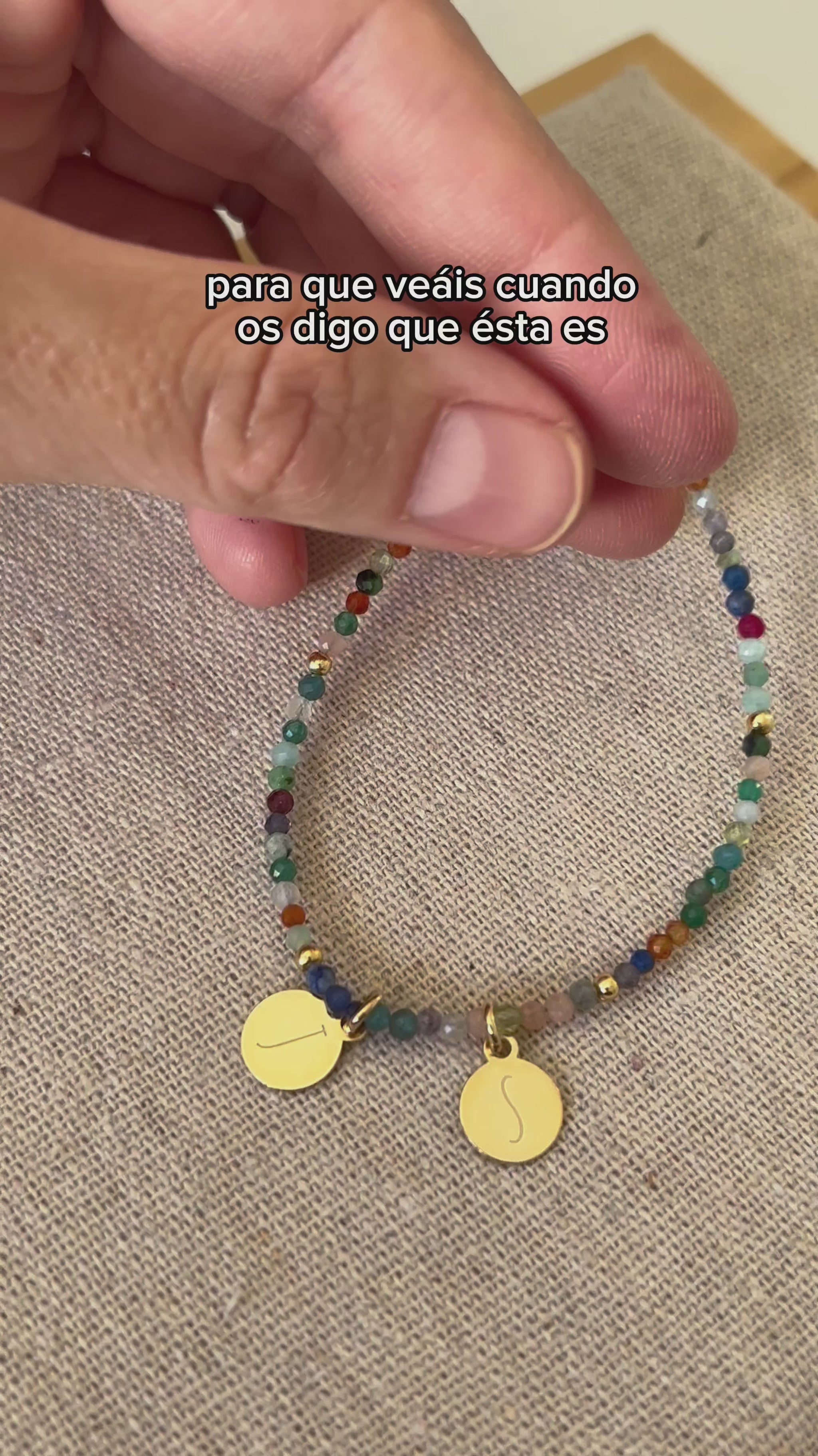 Idea de regalo personalizado para mamá o mujeres. Pulsera de mineral o piedras naturales con las letras e iniciales en plata de ley con baño de oro