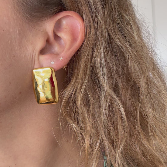 PENDIENTES rectangulares GRANDES ESTILO VINTAGE para invitada a boda. Son de acero hipoalergénico resistente al agua y bañado en oro. Diseño similar a bottega veneta y los ha llevado maria pombo