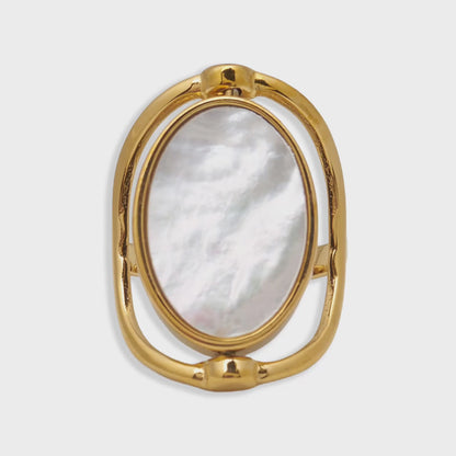 anillo reversible ajustable estilo boho ideal para regalar en el día de la madre o a tu amigo invisible si es mujer. Es de acero hipoalergénico y resistente al agua. Tiene piedra natural nácar y espinela.
