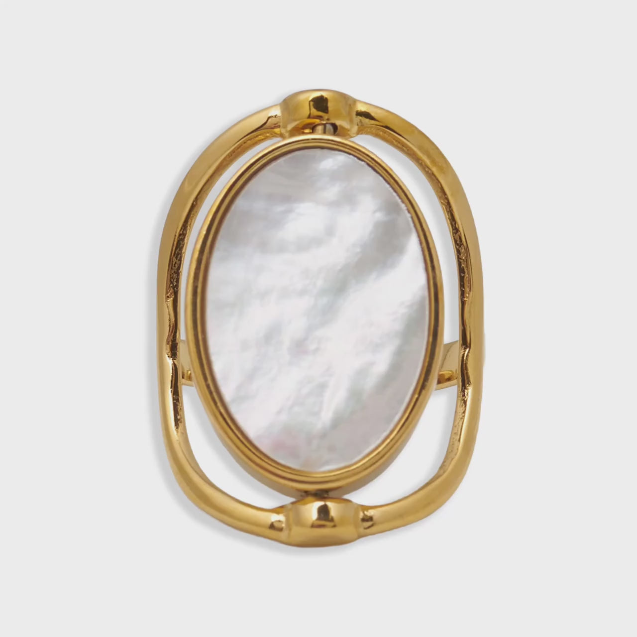 anillo reversible ajustable estilo boho ideal para regalar en el día de la madre o a tu amigo invisible si es mujer. Es de acero hipoalergénico y resistente al agua. Tiene piedra natural nácar y espinela.