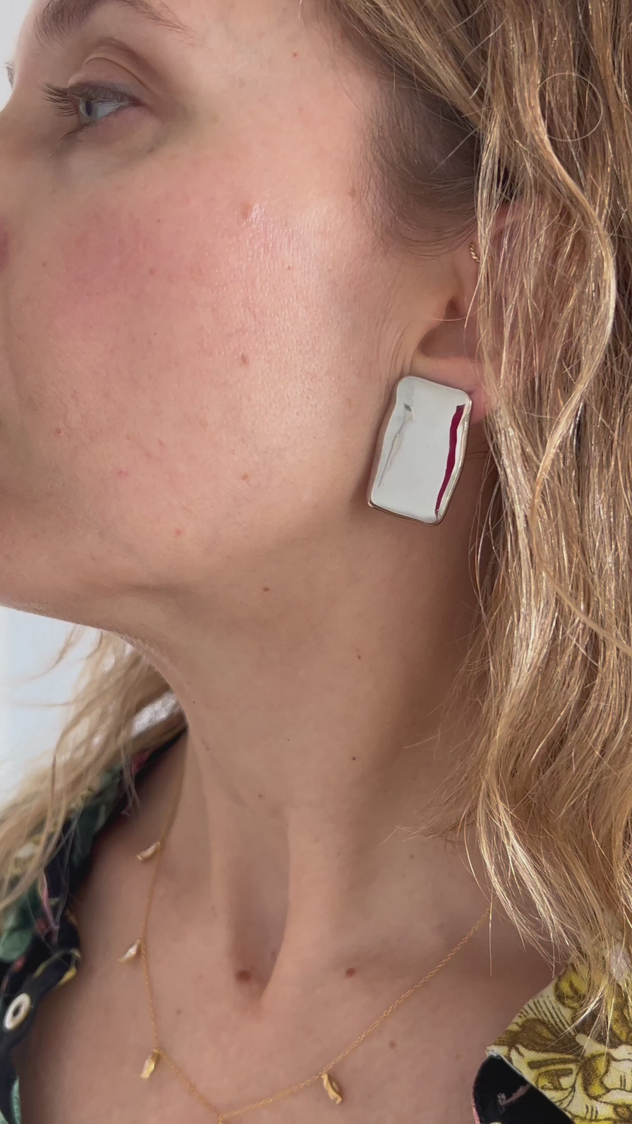 PENDIENTES rectangulares GRANDES ESTILO VINTAGE para invitada a boda. Son de acero hipoalergénico resistente al agua y bañado en oro. Diseño similar a bottega veneta y los ha llevado maria pombo