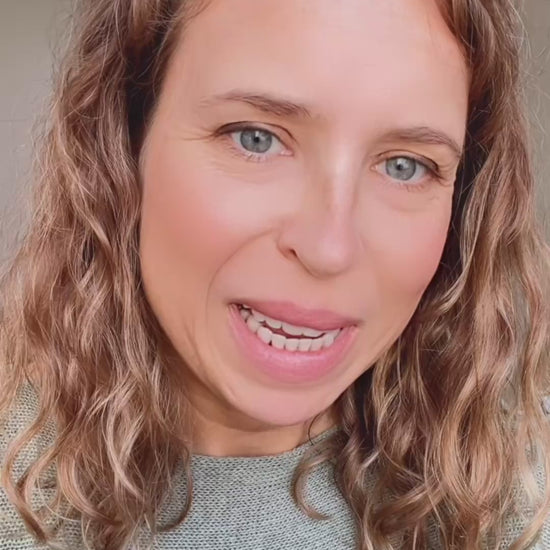 pendientes largos de cadena para adultas, niñas y adolescentes. No pesan nada. Son de cadena larga con hojitas colgantes en acero hipoalergénico resistente al agua. Gold plated stainless steel long pendant earrings