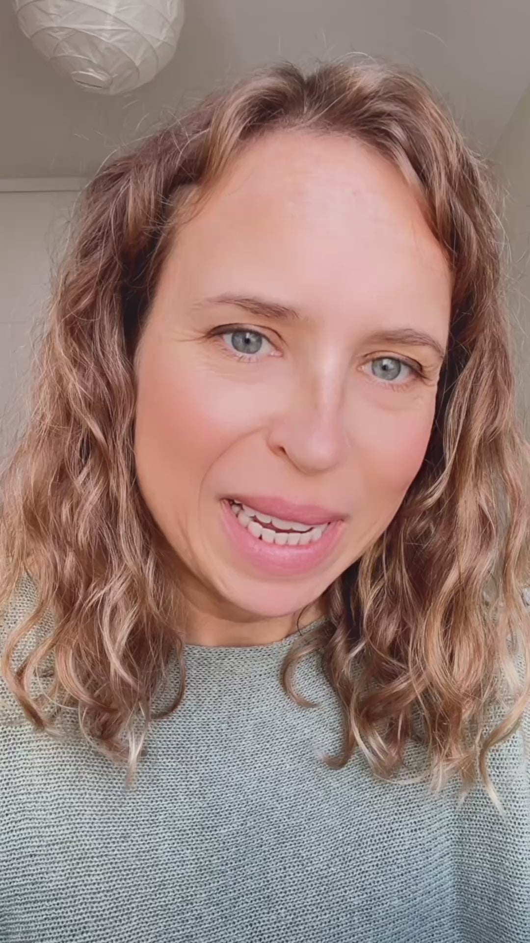 pendientes largos de cadena para adultas, niñas y adolescentes. No pesan nada. Son de cadena larga con hojitas colgantes en acero hipoalergénico resistente al agua. Gold plated stainless steel long pendant earrings