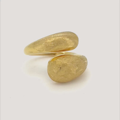 anillo ajustable,grande, dorado y resistente al agua ideal para  completar look de nvitada a bodas, bautizos y comuniones. está confeccionado en acero hipoalergénico y es la idea de regalo perfecto para el día de la madre o amigo invisible. Gold plated stainless steel adjustable waterproof ring