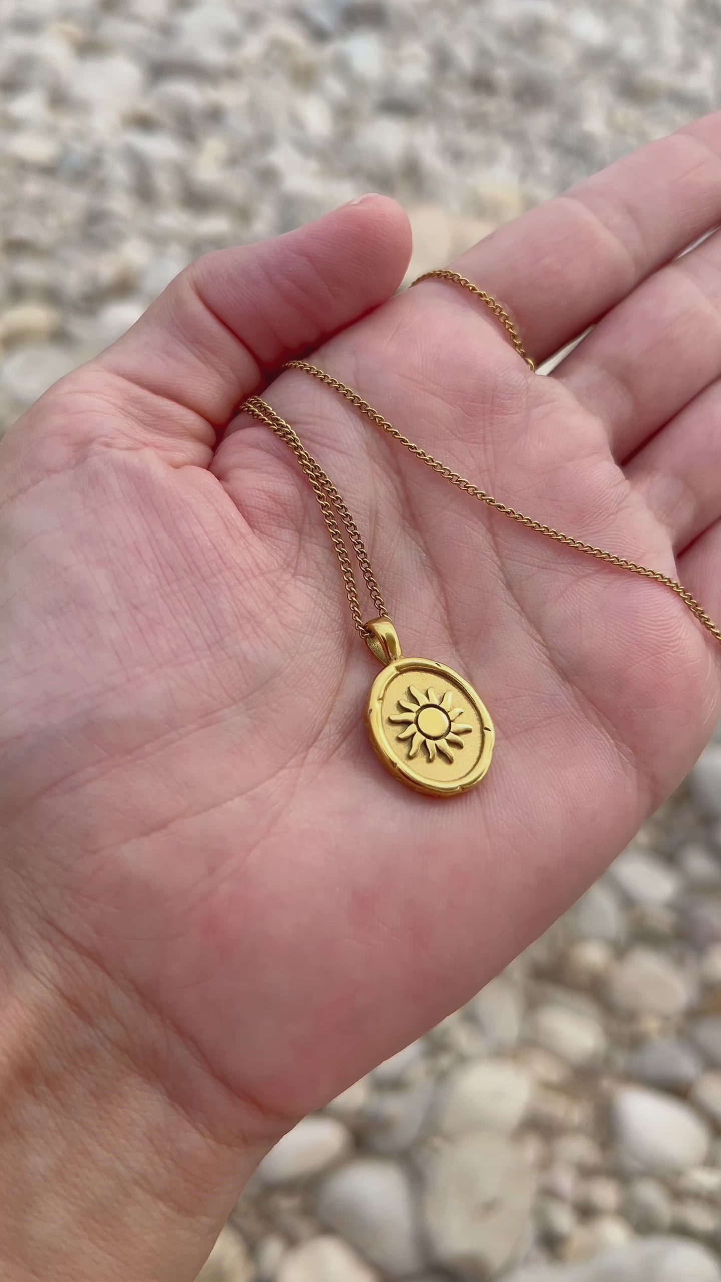 gargantilla de cadena larga con medalla del sol y la luna. Es de acero hipoalergénico bañado en oro y resistente al agua. Gold plated stainless steel waterproof sun and moon pendant necklace for layering