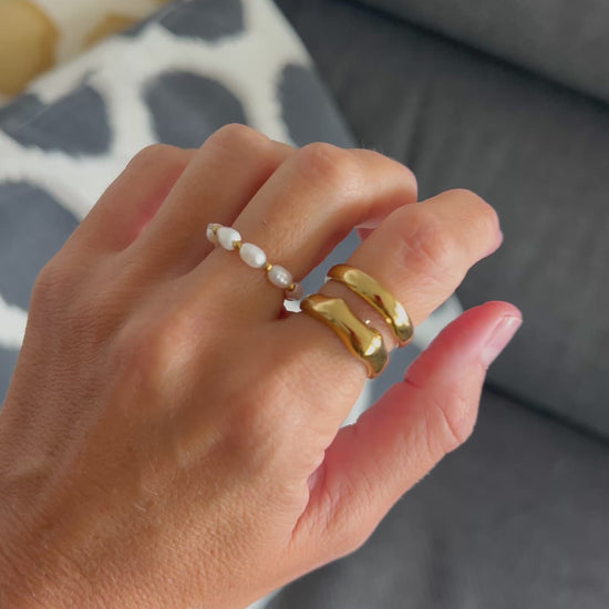 anillo boho ajustable,grande, dorado y resistente al agua ideal para  completar look de Invitada a bodas, bautizos y comuniones. está confeccionado en acero hipoalergénico y es la idea de regalo perfecto para el día de la madre o amigo invisible. Gold plated stainless steel adjustable waterproof ring