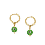 Pendientes de aro con talismán de ojo turco o nazar verde. Están confeccionados en plata de ley con baño de oro 18 kilates y son hipoalergénicos o anti alergia. Tinen cierre fácil de clic para piercing. Gold plated sterling silver green nazar pendant hoop earrings.