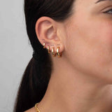 Aros básicos de piercing básicos con cierre fácil resistentes al agua. Son hipoalergénicos y están confeccionados en acero inoxidable con baño de oro 18 kilates. Gold plated stainless steel waterproof hoop earrings for helix piercing.