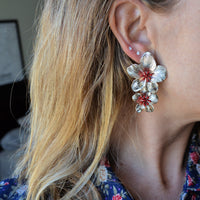 PENDIENTES vintage DE FLORES para fiesta para invitada a boda que son grandes y no pesan. disponibles en dorado y plateado.