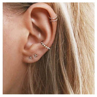 ear cuff de aro confeccionado en plata de ley 925 con baño de oro 18 kilates para llevar como un pendiente en el cartílago sin agujero