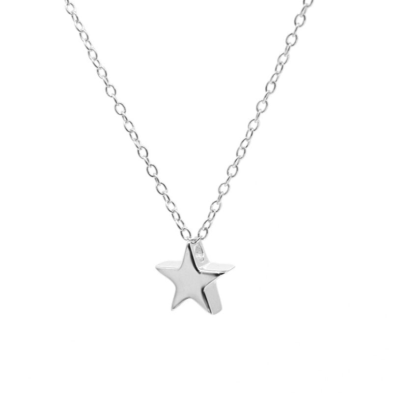 gargantilla barata para regalo de niña con colgante de estrella pequeña que está confeccionada en plata de ley con baño de oro 18 kilates