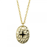 GARGANTILLa con medalla ovalada y cruz negra que está confeccionada en plata de ley con baño de oro 18 kilates