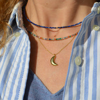 GARGANTIlla o collar con colgante de media luna que está confeccionada en plata de ley con baño de oro 18 kilates. Gold plated sterling silver half moon pendant necklace