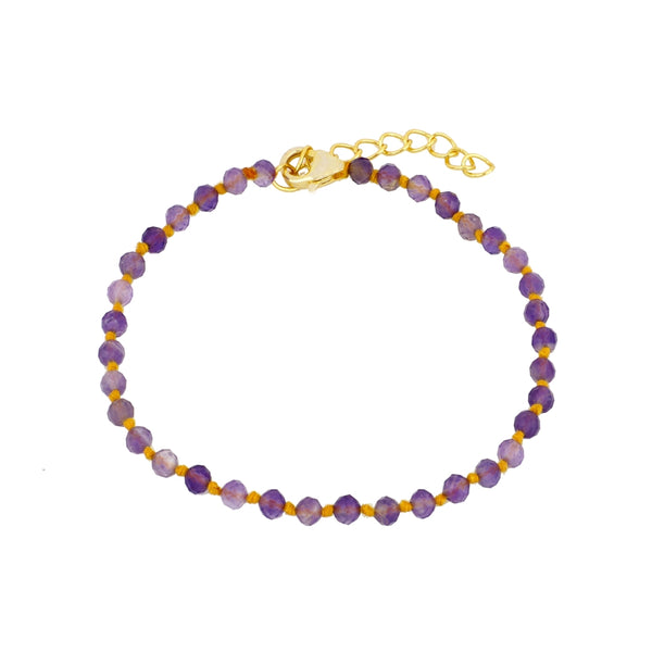 Pulsera para verano de mineral o piedra natural amatista morada e hilo naranja. Está confeccionada en pata de ley con baño de oro 18 kilates. largo regulable. Se puede personalizar con un colgante de letra o charms de estrella, concha o luna. 