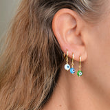 Pendientes de aro con talismán de ojo turco o nazar verde. Están confeccionados en plata de ley con baño de oro 18 kilates y son hipoalergénicos o anti alergia. Tinen cierre fácil de clic para piercing. Gold plated sterling silver green nazar pendant hoop earrings.