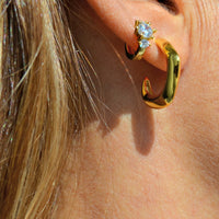 pequeños pendientes de aro para piercing con tres circonitas grande. confeccionados en plata de ley con baño de oro 18 kilates. Tienen cierre fácil a presión y son hipoalergénicos. Gold plated sterling silver small zircon hoop piercing earrings. 