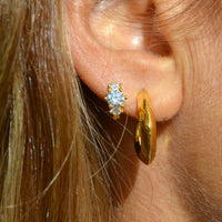 pequeños pendientes de aro para piercing con tres circonitas grande. confeccionados en plata de ley con baño de oro 18 kilates. Tienen cierre fácil a presión y son hipoalergénicos. Gold plated sterling silver small zircon hoop piercing earrings. 