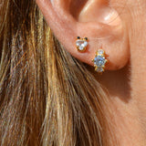 pequeños pendientes de aro para piercing con tres circonitas grande. confeccionados en plata de ley con baño de oro 18 kilates. Tienen cierre fácil a presión y son hipoalergénicos. Gold plated sterling silver small zircon hoop piercing earrings. 