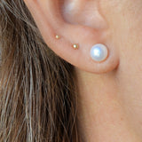 pendientes de perla natural plana para niña o mayor confeccionados en plata de ley con baño de oro y que son baratos. Small natural pearl sterling silver earring studs