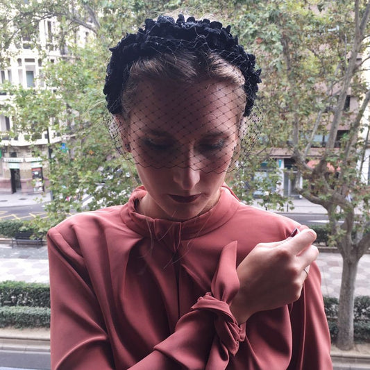 Tocado de diadema con redecilla negro para invitada a boda como el de carlota casiraghi