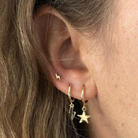 Pendientes mini o pequeños de rayo para niña o piercing de mujer confeccinados en plata de ley y baño de oro 18 kilates