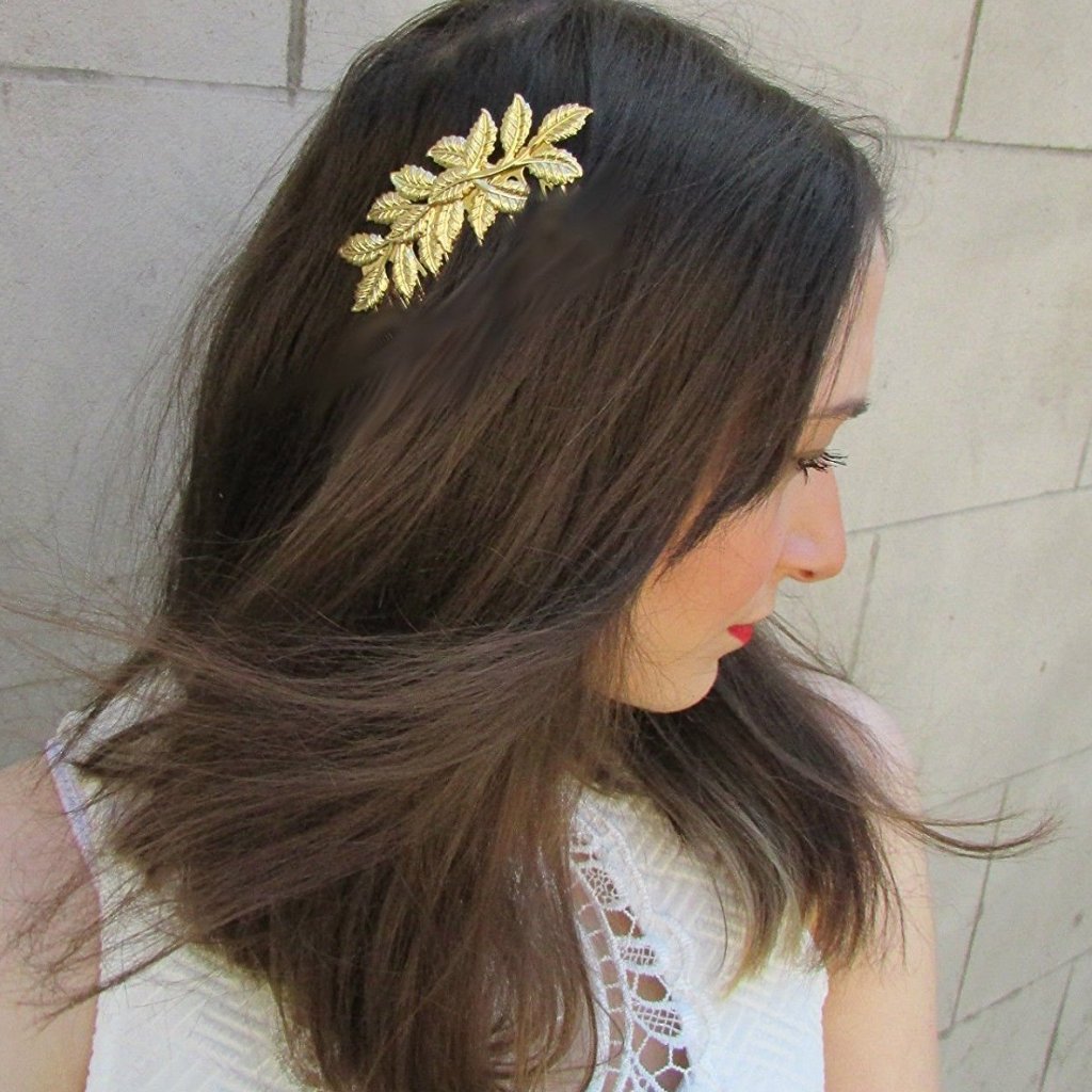 peineta de pelo dorada con hojas para adornar un peinado de invitada a boda